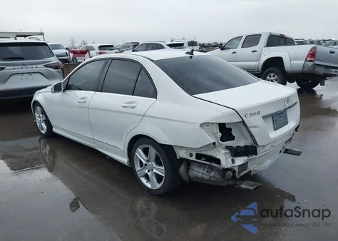 2010 Mercedes-Benz C 300 из США, поврежденный, VIN WDDGF5EB4AF495411